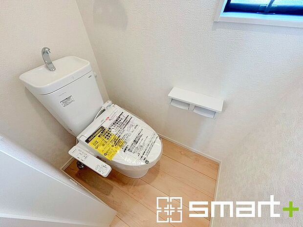 〜窓付きの明るいトイレ〜 ・外からの日差しを取り込むので、昼間は窓からの光で十分ですね。 ・使用後や掃除の際に窓を開ければ、外からの新鮮な空気を取り込み素早く換気ができます。