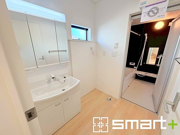 〜人気の三面鏡を採用〜 ・洗面台は三面鏡仕様なので鏡の角度を変える事で頭の後ろの方までご確認可能です。 ・鏡の裏が収納になっておりますので、洗面台周りもスッキリと片付きます。