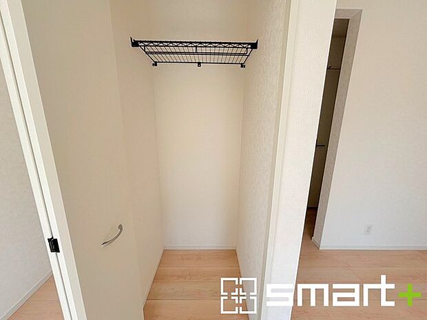 〜リビング収納のあるプラン〜 ・意外と少ないリビング収納をしっかりとご用意。 ・掃除機や買い溜めしたティッシュ、トイレットペーパーなど様々なものが収納可能です。