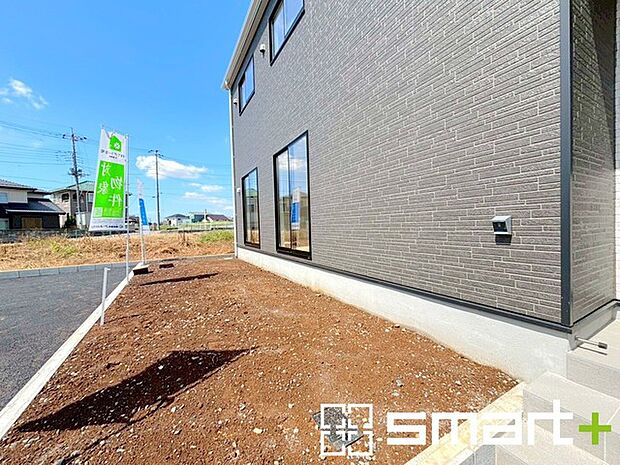 〜広々したお庭のある邸宅〜 ・余裕の敷地には広いお庭もご用意。 ・ガーデニングや安らぎの空間として、倉庫を置いたりと様々な活用が可能です。 ・人工芝の敷設などもお気軽にご相談くださいませ。