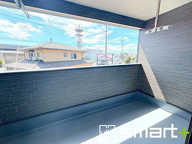 〜屋根付きのバルコニー〜 ・バルコニーは屋根付きなので急な雨でも安心です。 ・奥行きもあるので洗濯物が干しやすいのも嬉しいポイントですね。