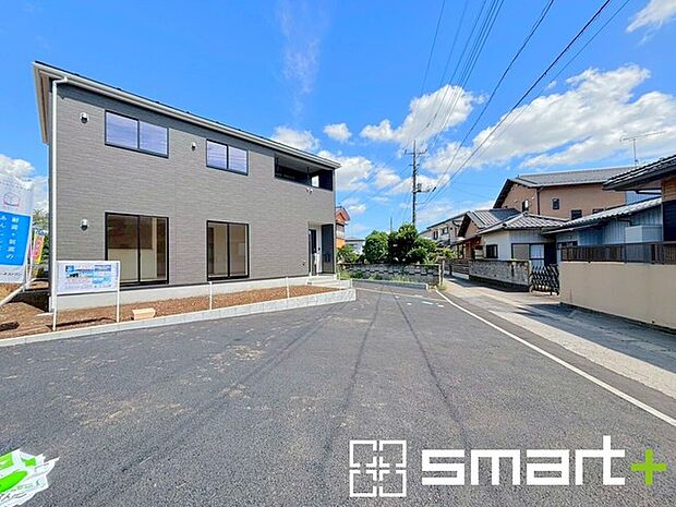 〜ゆとりあるカースペース3台〜 ・セカンドカーや来客時にも困らないカースペース3台。自転車やバイクのおける余裕の広さです。 ・カーポートなどのオプションもお気軽にご相談くださいませ。