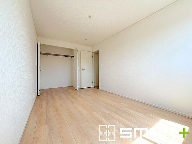 〜2面採光の明るいお部屋〜 ・洋室は2面採光とする事で穏やかな陽の入る明るい空間となっております。 ・くつろぎのプライベート時間を明るい空間で穏やかにお過ごしいただけます。