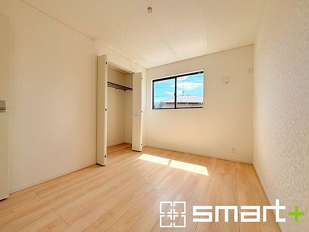 〜収納豊富な洋室〜 ・各居室に備え付けの収納をご用意。タンスなどを置く場合と比べ出っ張らないので部屋の中を有効のご活用いただけます。 ・収納の広さなどぜひ現地でご確認くださいませ。