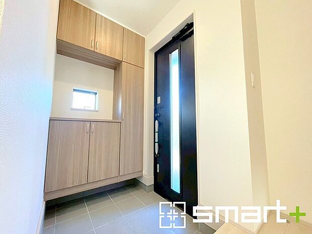 〜穏やかな陽が入る玄関〜 ・玄関ドアにガラス部分を設ける事で穏やかな陽の入る玄関になります。 ・飾り棚としても演出できるコの字型のシューズボックスは大容量の収納力。