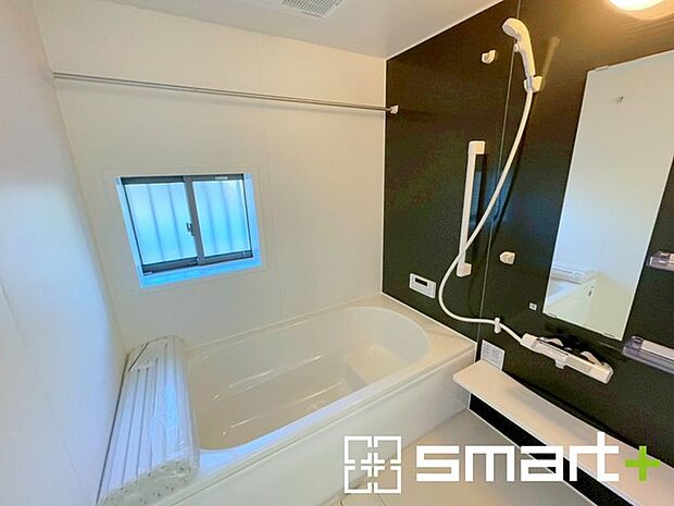 〜浴室乾燥機付きの浴室〜 ・浴室には乾燥機が付いているので雨の日でも洗濯物を干すことが可能です。 ・水はけの良い床材など機能面も充実。マイクロバルなどオプションもご相談くださいませ。 