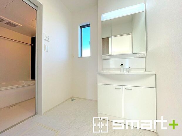 〜明るい洗面スペース〜 ・窓から明るい陽が入り、気持ちよく朝の支度ができますね。 ・使い勝手の良い三面鏡タイプのシャワー付き洗面化粧台。鏡の裏に収納があるので洗面台周りもスッキリ。