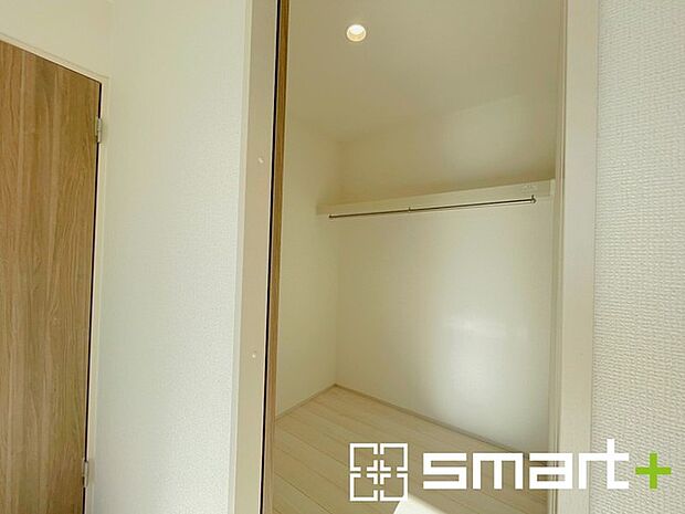 〜ウォークインクローゼット〜 ・衣類をハンガーに掛けたまま収納できるウォークインクローゼットは重宝しますね。 ・季節ものや小物類なども整理整頓しやすく生活空間が広がりますね。 