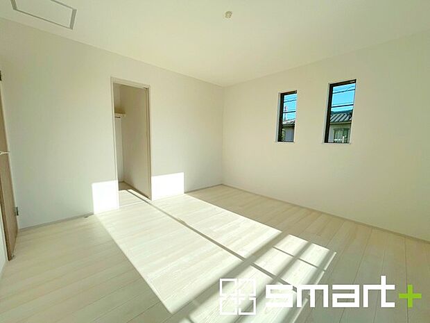 〜バルコニーに面した洋室〜 ・バルコニー側の大きな窓から穏やかな陽が差し込む明るい洋室はゆとりある広さの8帖。 ・ウォークインクローゼット付なのでお洋服もスッキリ収納できます。 