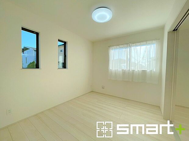 〜リビング横の洋室〜 ・お子様のプレイルームや趣味のお部屋など、用途様々な1階洋室。 ・リビングの続き間はもちろん、寝室としても使えます。収納付きで2面採光の明るい空間が広がります。