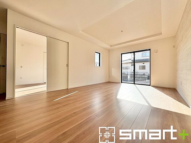 〜家族団らんにピッタリの広々リビング〜 ・自然の光が降り注ぐ明るいLDKは家族団らんにピッタリ。 ・隣接の洋室を続き間として利用すれば22帖超の広々空間になります。 