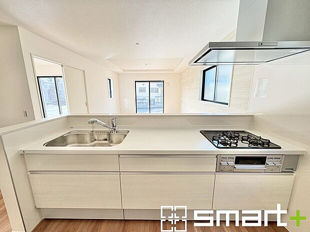 ~人気のカウンターキッチン~ ・キッチンには余計な柱が無いので、リビングが見渡せ開放感のある造りとなっております。 ・蛇口には浄水器が内蔵されるなど機能面でも優れたキッチンです。