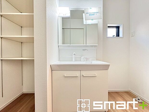 〜収納も充実の洗面所〜 ・洗面所にはリネンスペースを設ける事でタオルや洗剤などの置場にも困りません。 ・意外とリネンスペースがある物件は少ないので、ぜひ現地でその魅力をご確認ください。 