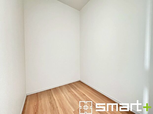 ~憧れのウォークインクローゼット~ ・居室にウォークインを設ける事で季節ものや趣味の用具などもスッキリと収納可能です。 ・ぜひ現地でその便利さをご体感くださいませ。