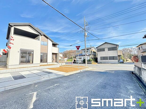 ~ゆとりあるカースペース2台分~ ・セカンドカーや来客時にも困らないカースペース2台分は並列駐車可能でお車の出し入れもラクラク。 ・カーポートなどのオプションもお気軽にご相談くださいませ。