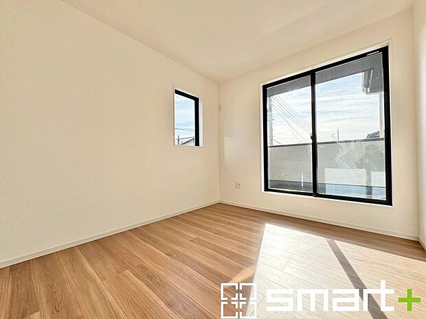 ~バルコニーに面した洋室~ ・バルコニー側の大きな窓からたっぷりの日差しが舞い込み、お部屋全体を優しく包み込んでくれます。 ・大容量の収納スペースで整理整頓しやすく、生活空間が広がりますね。