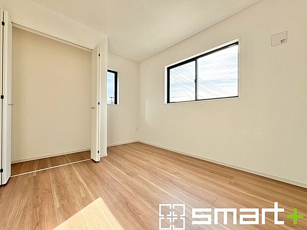 ~収納豊富な洋室~ ・各居室に備え付けの収納をご用意。タンスなどを置く場合と比べ出っ張らないので部屋の中を有効のご活用いただけます。 ・収納の広さなどぜひ現地でご確認くださいませ。