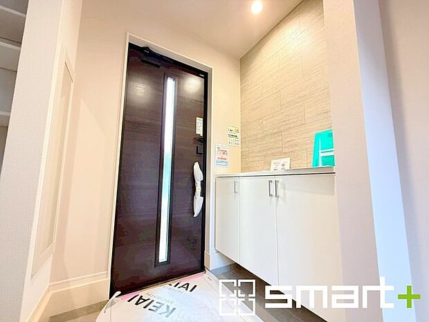 〜穏やかな陽が入る玄関〜 ・玄関ドアにガラス部分を設ける事で穏やかな陽の入る玄関になります。 ・備え付けのシューズボックスはたっぷりしまえて玄関がスッキリ片付きますね。 