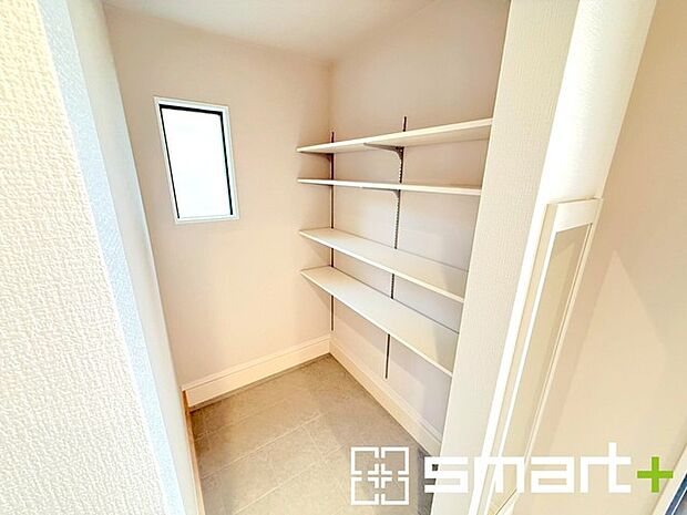 〜シューズインクロークのある玄関〜 ・玄関横にシューズインクロークをご用意。 ・追加の靴置きとしてはもちろん、スキー・ゴルフなど趣味の用具の置場としてもご利用いただけます。 