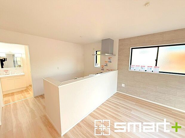 〜穏やかな陽の入るＬＤＫ〜 ・穏やかな陽だまりに包まれる居心地の良いＬＤＫは、ご家族が自然と集まる憩いのスペースに。 ・料理と洗濯、片付けなど並行して家事を進める時に便利な回遊動線。 