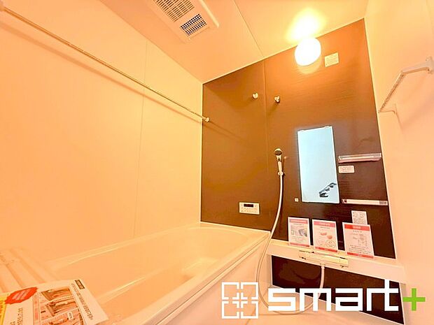 〜浴室乾燥機付きの浴室〜 ・浴室には乾燥機が付いているので雨の日でも洗濯物を干すことが可能です。 ・水はけの良い床材など機能面も充実。マイクロバルなどオプションもご相談くださいませ。 