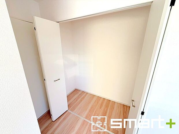 〜収納豊富な洋室〜 ・各居室に備え付けの収納をご用意。タンスなどを置く場合と比べ出っ張らないので部屋の中を有効のご活用いただけます。 ・収納の広さなどぜひ現地でご確認くださいませ。 