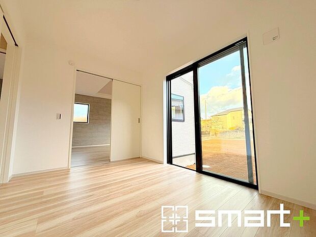 〜収納スペース付きの1階和室〜 ・リビングの続き間として利用すれば22帖超の広々空間になります。 ・2面採光で明るく、お子様のプレイルームや趣味のお部屋などにも便利ですね。 