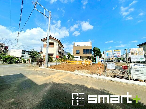 〜閑静な住宅街の立地〜 ・周辺は閑静な住宅街となっておりますので、静かな暮らしをご実現いただけます。 ・前面道路の交通量も多くないので、小さなお子様がいるご家庭でもご安心ですね。