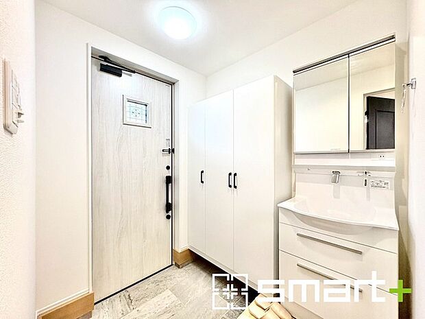 〜玄関にも洗面台〜 ・玄関に洗面台を設置することで、帰宅後すぐに手洗いができるのも嬉しいですね。 ・清潔感のあるホワイトカラーで纏められた玄関は圧迫感もなく広々とした印象に。