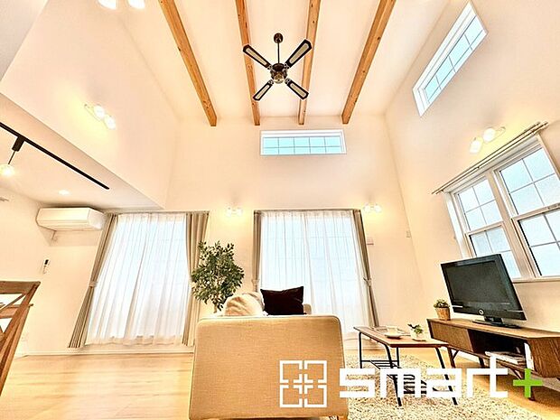 〜吹抜けのあるＬＤＫ〜 ・ＬＤＫに吹抜けを配する事で縦への空間が生まれ、開放感のある広々とした仕様に。 ・ご来客の際なども自慢できるような高級仕様のＬＤＫとなっております。