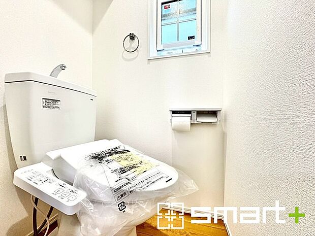 〜窓付きの明るいトイレ〜 ・外からの日差しを取り込むので、昼間は窓からの光で十分ですね。 ・使用後や掃除の際に窓を開ければ、外からの新鮮な空気を取り込み素早く換気ができます。