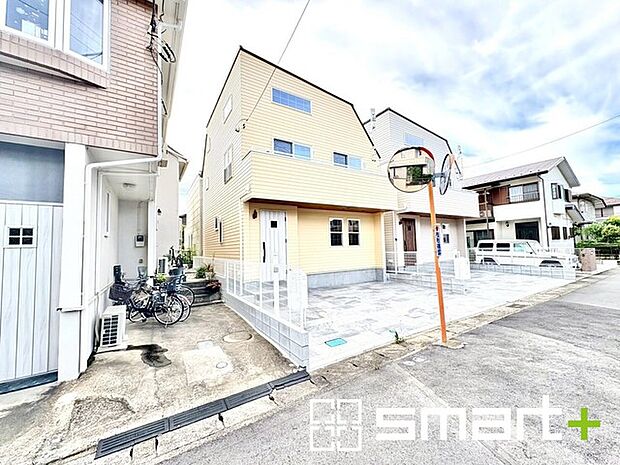 〜閑静な住宅街の立地〜 ・周辺は閑静な住宅街となっておりますので、静かな暮らしをご実現いただけます。 ・前面道路の交通量も多くないので、小さなお子様がいるご家庭でもご安心ですね。 