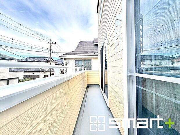 〜洗濯物も干しやすいバルコニー〜 ・バルコニーには物干し竿受けが標準装備されております。 ・テラス屋根等のオプションもお気軽にご相談くださいませ。 