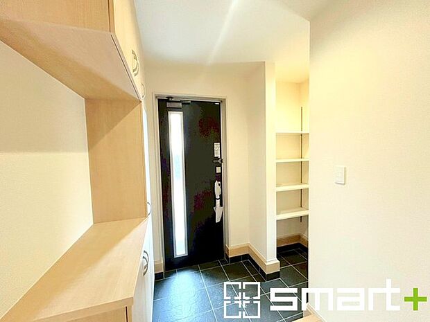 ～シューズインクロークのある玄関～ ・玄関横にシューズインクロークをご用意。 ・追加の靴置きとしてはもちろん、スキー・ゴルフなど趣味の用具の置場としてもご利用いただけます。 (2号棟)