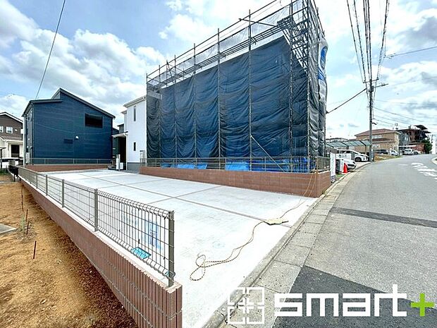 ～閑静な住宅街の立地～ ・周辺は閑静な住宅街となっておりますので、静かな暮らしをご実現いただけます。 ・前面道路の交通量も多くないので、小さなお子様がいるご家庭でもご安心ですね。 (2号棟)