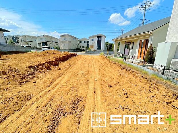 ~ベタ基礎でしっかりとした土台~ ・コンクリートの中に鉄筋を配し強度を高めた「ベタ基礎」を採用。 ・しっかりとした土台を造ったうえで、その上に建物が築造されていきます。