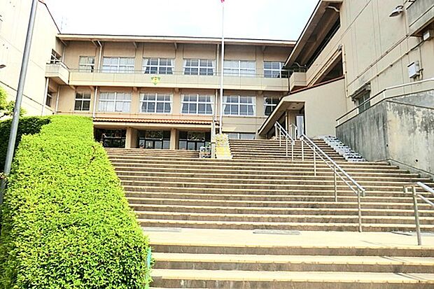 高井小学校(570m)