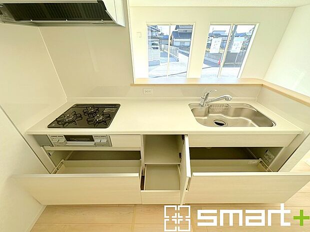 〜人気のカウンターキッチン〜 ・キッチンには余計な柱が無いので、リビングが見渡せ開放感のある造りとなっております。 ・蛇口には浄水器が内蔵されるなど機能面でも優れたキッチンです。 