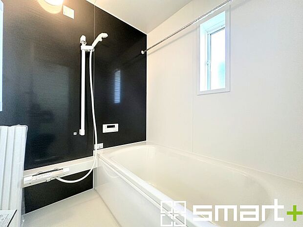 〜浴室乾燥機付きの浴室〜 ・浴室には乾燥機が付いているので雨の日でも洗濯物を干すことが可能です。 ・水はけの良い床材など機能面も充実。マイクロバルなどオプションもご相談くださいませ。 