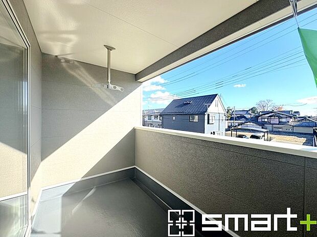 〜屋根付きのバルコニー〜 ・バルコニーは屋根付きなので急な雨でも安心です。 ・奥行きもあるので洗濯物が干しやすいのも嬉しいポイントですね。 