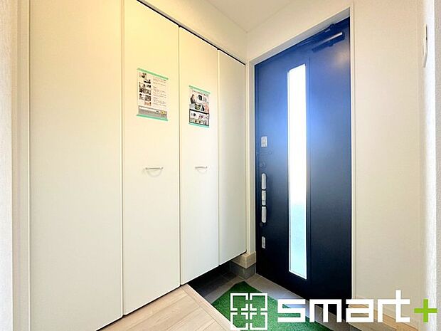 〜十分な容量のシューズボックス〜 ・備え付けのシューズボックスは充分な容量を確保。 ・より大型のものへのご変更などご希望の方もお気軽にご相談くださいませ。 