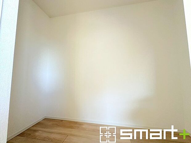 〜憧れのウォークインクローゼット〜 ・居室にウォークインを設ける事で季節ものや趣味の用具などもスッキリと収納可能です。 ・ぜひ現地でその便利さをご体感くださいませ。 