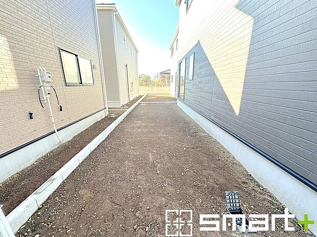 〜お庭もある余裕の敷地〜 ・広々した敷地にはお庭もご用意。お庭があるだけで余裕を感じますね。 ・防草シートや人工芝の敷設などのオプションもお気軽にご相談くださいませ。 