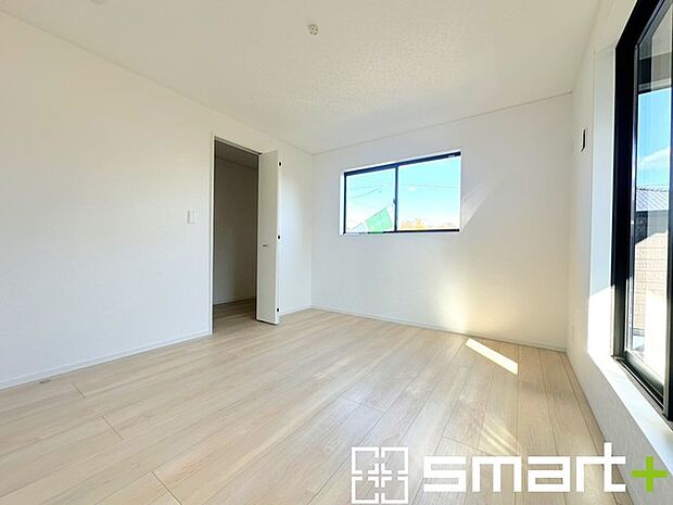 〜2面採光の明るいお部屋〜 ・洋室は2面採光とする事で穏やかな陽の入る明るい空間となっております。 ・くつろぎのプライベート時間を明るい空間で穏やかにお過ごしいただけます。 