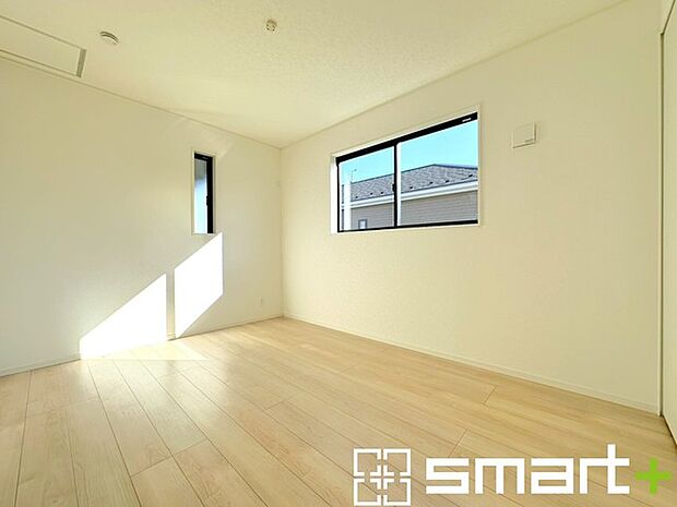 〜自然な風合いの洋室〜 ・ナチュラルな色彩で纏められた洋室は家具のコーディネートもしやすくなっております。 ・どんな家具にするか考えるだけでも楽しくなってきますね。 