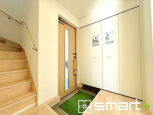 〜穏やかな陽の入る玄関〜 ・玄関ドアのガラス部分に窓を設ける事で穏やかな陽の入る玄関に。 ・ご家族やご来客を明るい空間で出迎えてくれます。  