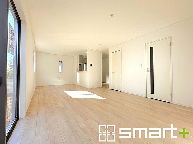 〜余裕の空間が広がるＬＤＫ〜 ・19.5帖あるＬＤＫはご家族団らんのお時間を余裕の広さで演出してくれます。 ・ご内覧の際は家具の配置などもイメージしながらご覧くださいませ。    