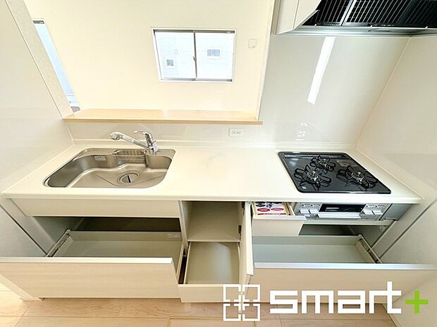 〜人気のカウンターキッチン〜 ・キッチンには余計な柱が無いので、リビングが見渡せ開放感のある造りとなっております。 ・蛇口には浄水器が内蔵されるなど機能面でも優れたキッチンです。 