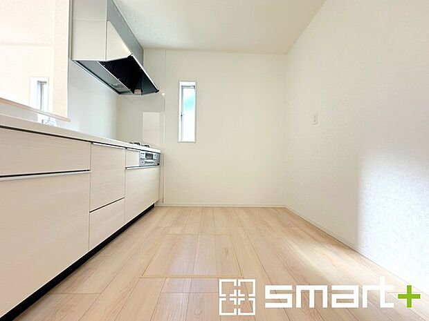 〜使い勝手の良いシステムキッチン〜 ・料理がしやすい設計のキッチンでお料理もはかどりますね。 ・もちろんキッチン下部は収納になっておりますので、フライパンなども収納可能です。 