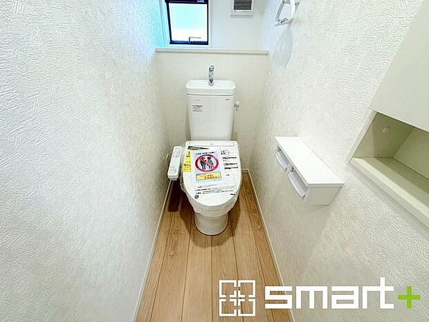 〜埋め込み式の収納〜 ・トイレットペーパーを収納できる埋め込み式のトイレ収納。 ・床に置かなくて済むので掃除も楽々です。 